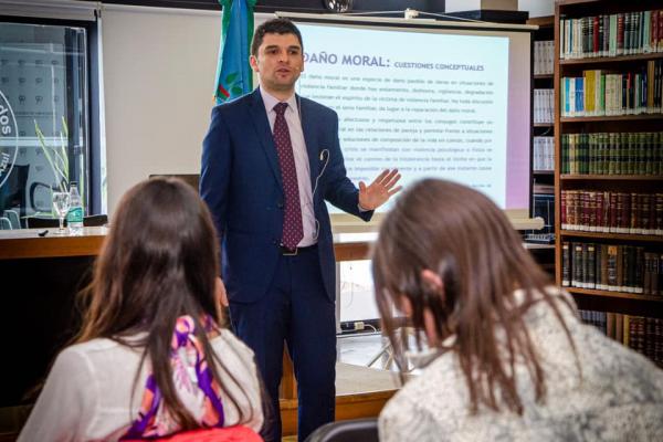 El Dr. Diego Ortiz disertó sobre “Daño moral derivado de situaciones de violencia familiar”