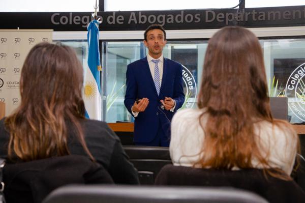 El Dr. Gabriel Colavita disertó sobre “Adopción: cuestiones de fondo y forma”