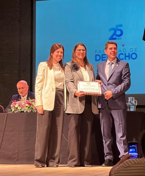 Participación de autoridades del Colegio en el acto por los 25 años de la Facultad de Derecho