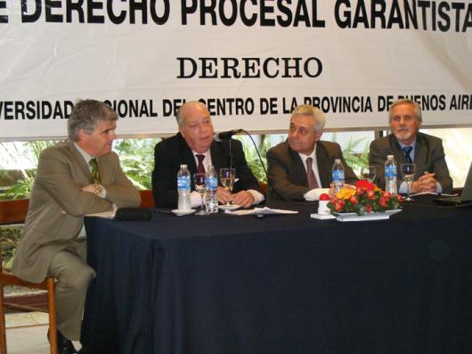 Dres. Ricardo Mauhourat (Colegio de Abogados), Adolfo Alvarado Velloso (presidente honorario del Congreso), Eduardo Víctor Lapenta (decano de la Facultad de Derecho) y Juan Carlos Tato (presidente del Colegio de Magistrados).