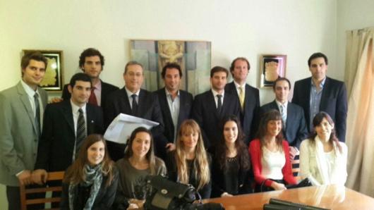 La Comisión de Jóvenes Abogados previamente a la jura recibió a los nuevos profesionales y dialogaron sobre distintos aspectos de la colegiación.