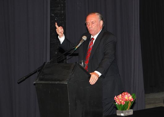 El Dr. Antonio María Hernández durante su disertación.