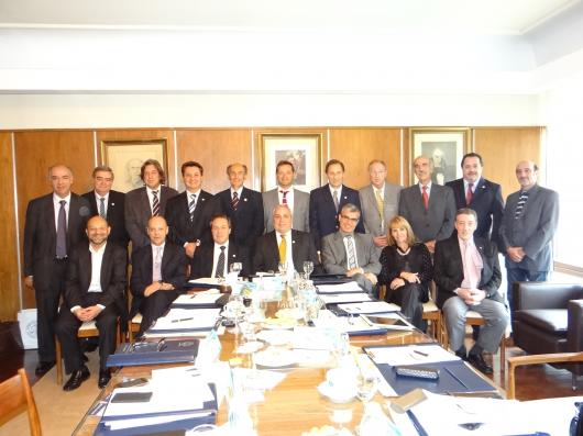 Los presidentes de los colegios de abogados de la provincia que conforman el Consejo Directivo del ColProBA reunidos en Azul el jueves por la mañana.