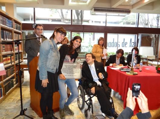 El Dr. Lautaro Salamone descendiente –tatarasobrino- del Arq. F. Salamone entregando la placa al Municipio de Azul.