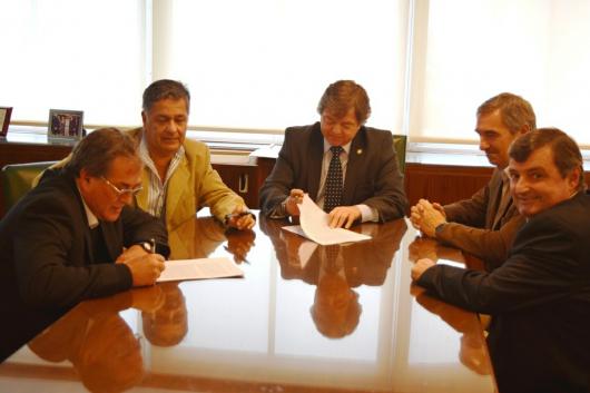 Firma del contrato para la realización del nuevo edificio de la Caja